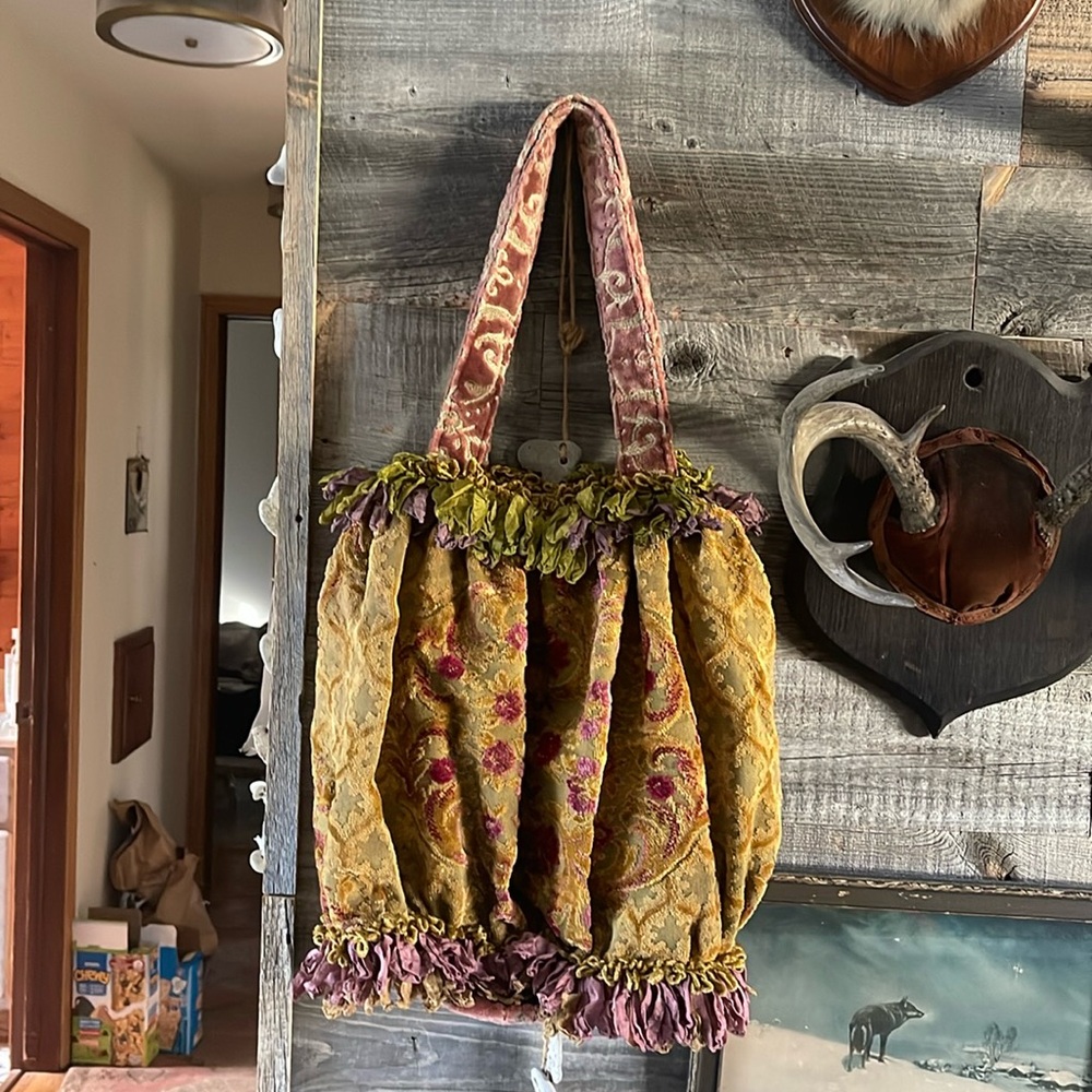 Magnolia pearl carpet bag